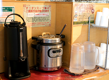 イートインコーナーのオニオンスープの容器とコーヒーメーカー